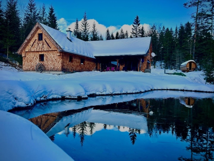 Chalet Wildalpen im Winter mit See gespiegelt